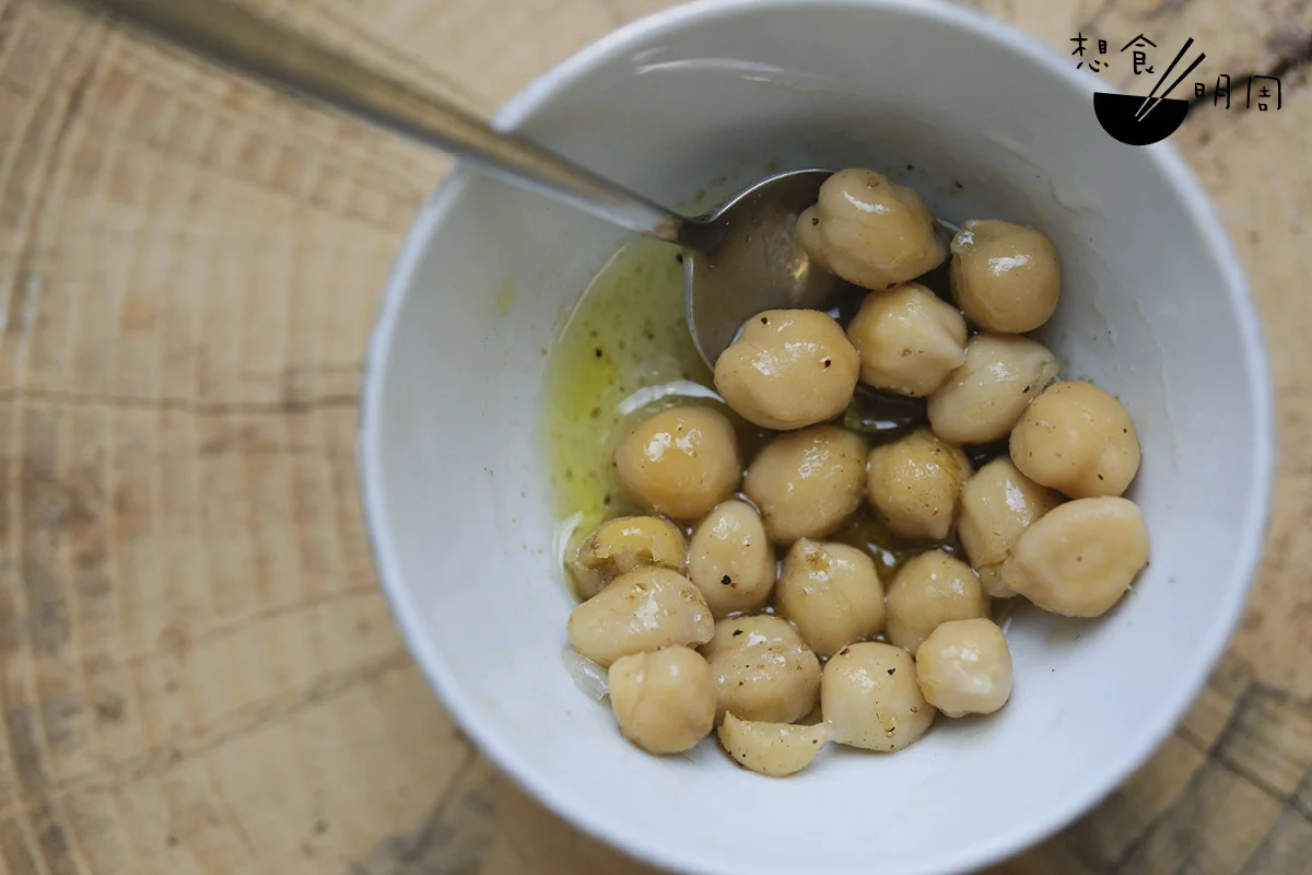 有「超級食物」美譽的鷹嘴豆，是以色列家庭的常用食材。當地人多浸水再慢火燉熟，冷、熱兩食皆宜。