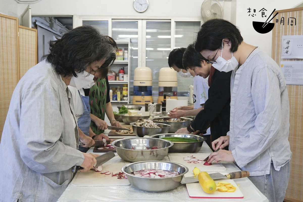 訪這天，場內有女幫工預備食材，氣氛樂也融融。