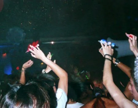 二千年代香港大型rave party的盛況。（圖片來自https://www.hongkonghustle.com）