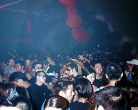 二千年代香港大型rave party的盛況。（圖片來自https://www.hongkonghustle.com）