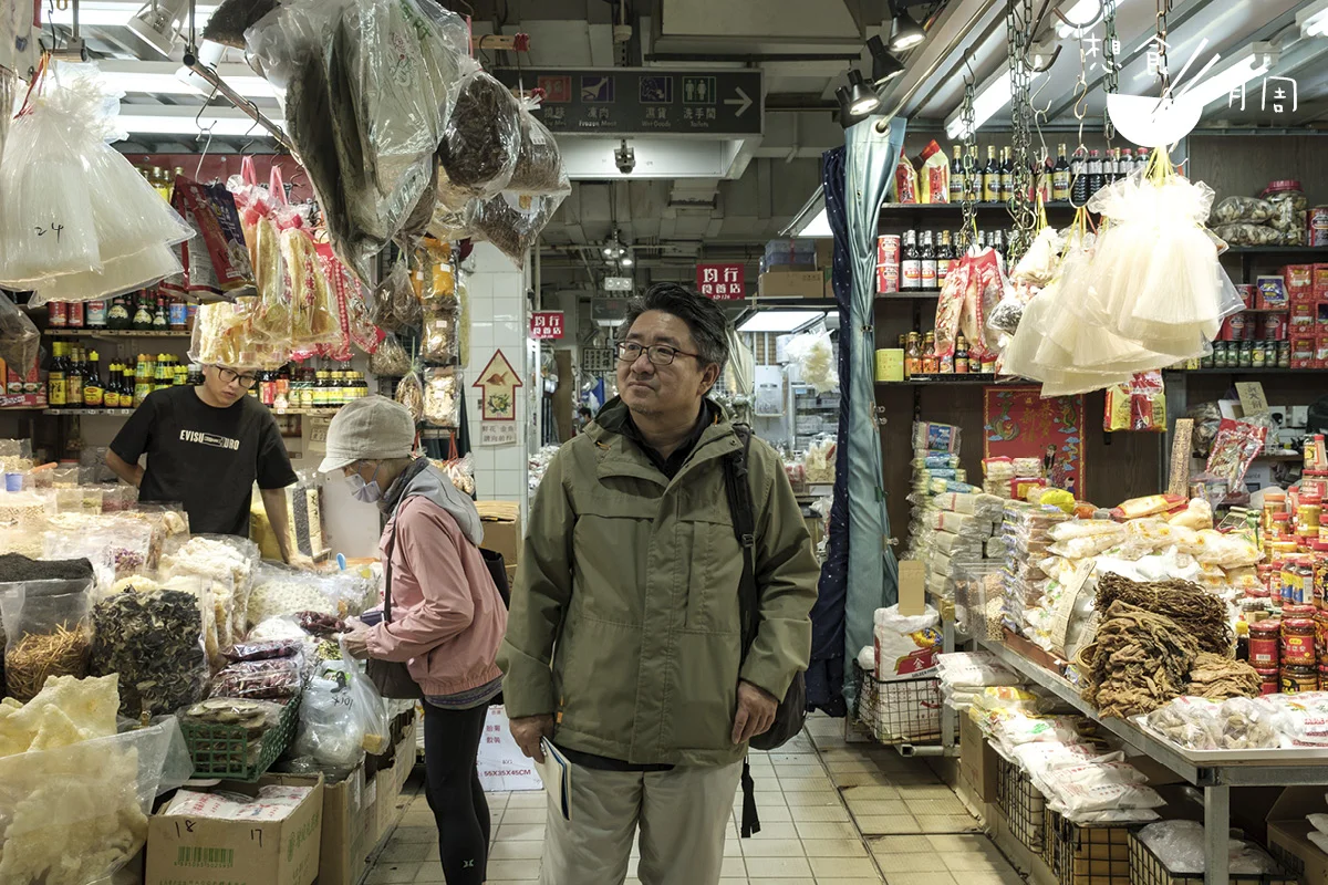 香港中文大學人類學系教授張展鴻（Sidney）心繫本地客家飲食文化，為了了解娘酒釀製方法，他經常跑到不同 客家村、市集，與村民對談。