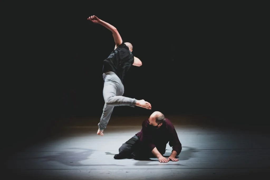 演出中有不少將舞者曝露在失衡狀態,挑戰身體界限的場面。