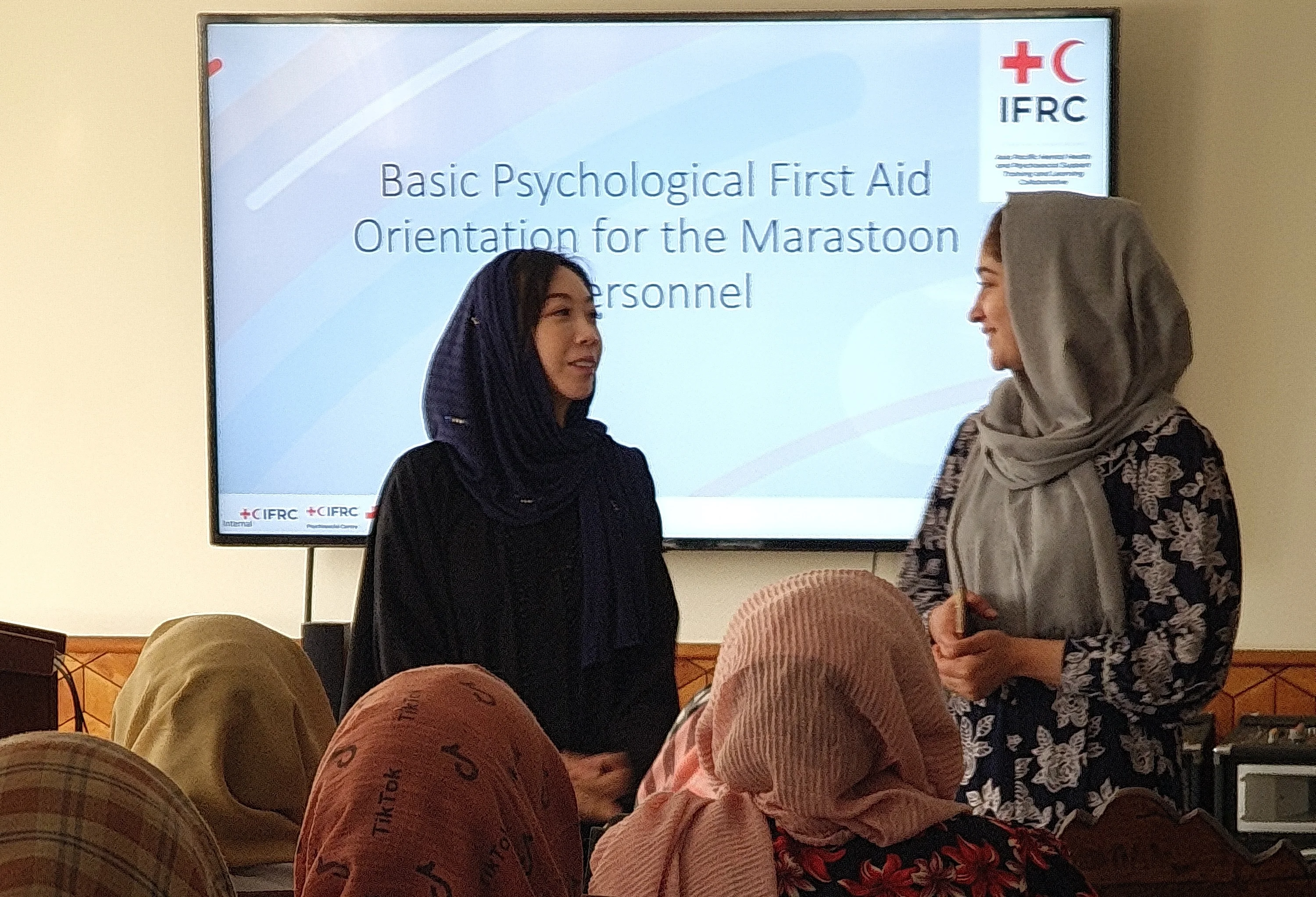 去年十月，香港紅十字會臨床心理學家暨心理支援服務主管張依勵博士（左）到阿富汗參與人道工作。