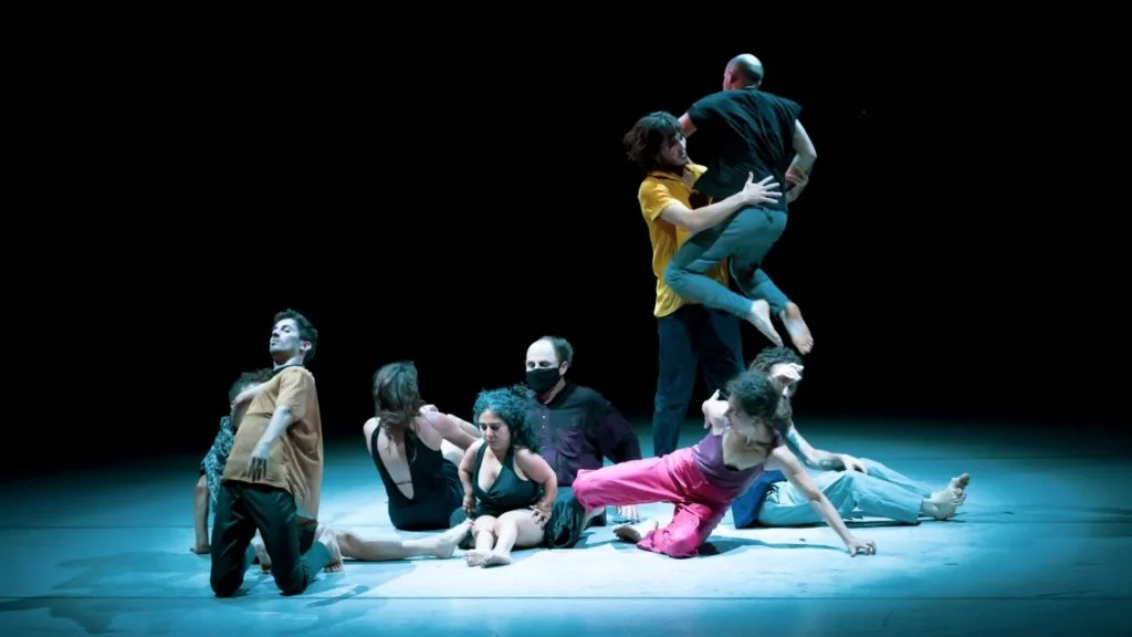 八個身體融為一體,展現出一體、相黏、糾纏、牽絆和支持等不同狀態。