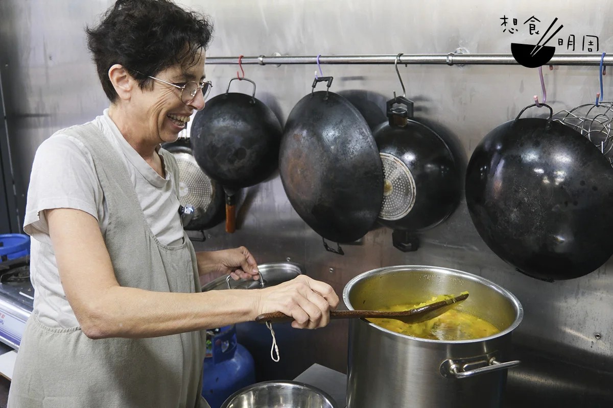 首次踏進陌生的廚房，Avital試着用最短時間找出最合適的中式鍋具熬湯、炒菜。