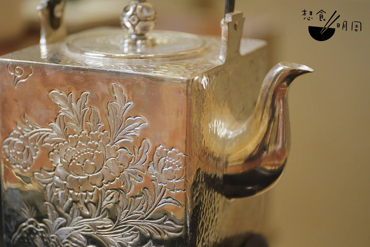用純銀壺煮水能軟化水質，讓茶喝起來更香醇。