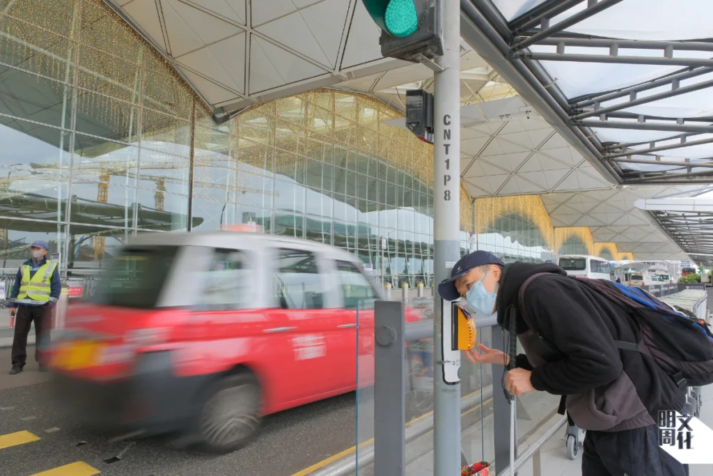 新裝置增設報街名功能，可是喇叭聲量較微弱，加上現場環境聲嘈雜，李啟德要彎腰貼近黃盒，非常專注才勉強聽到，他直言聽得辛苦。