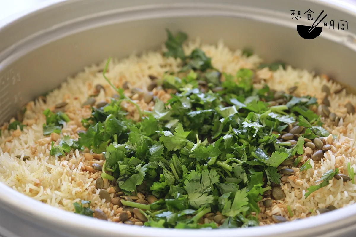 主食印度香米飯，加入了南瓜籽、腰果碎、芫荽等， 充滿中東風情。