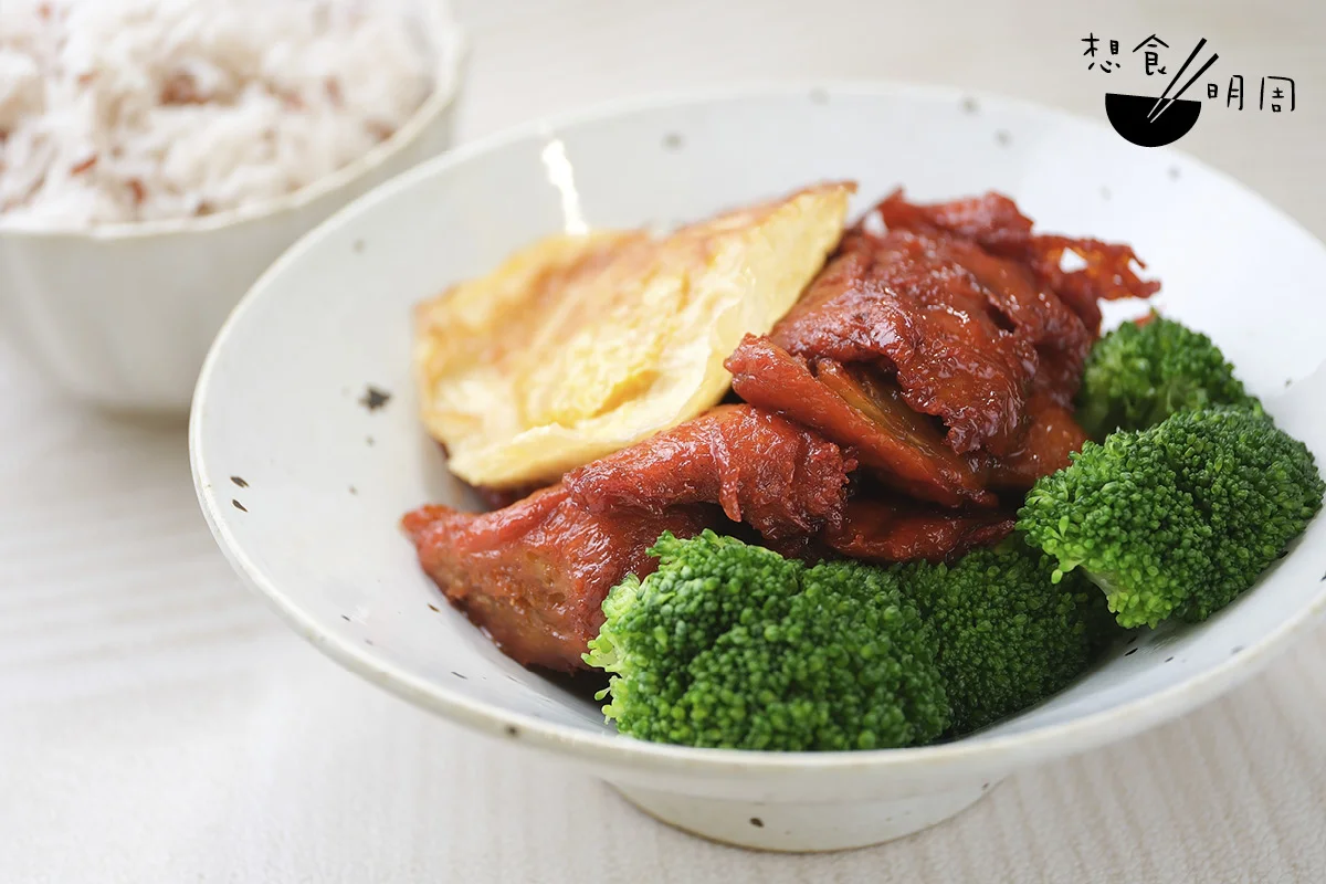 素黯然銷魂飯//雖叫「黯然銷魂飯」，但標明是「素」，吃的人也知道那片是素叉燒，還算是 「素口不素心」嗎?不重要。其實食客比較關心味道，素叉燒帶甜，最驚喜是純素「蛋」，像真度甚高。（$78） 