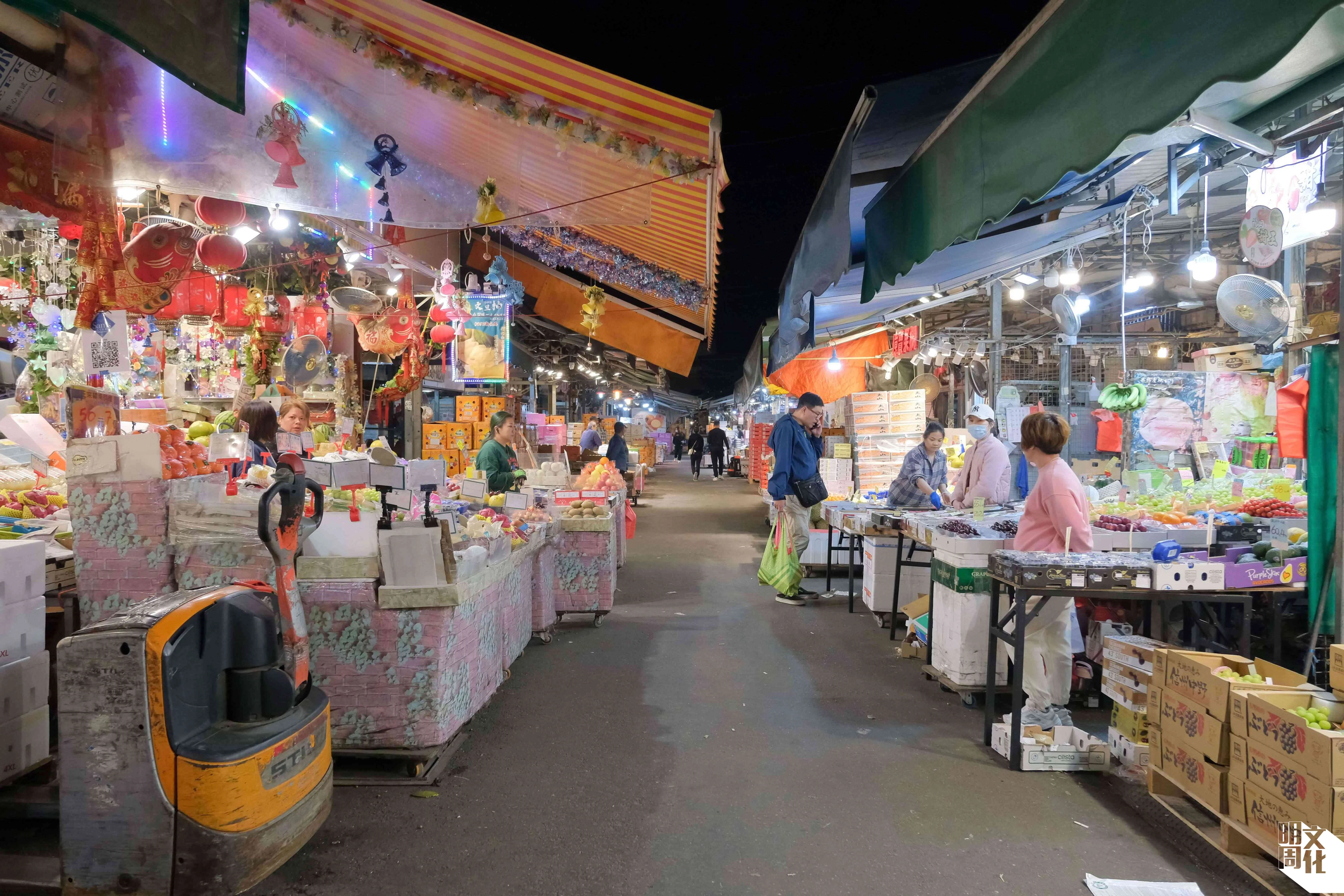 晚上批發時段,果欄石龍街不少商販亦提供零售。