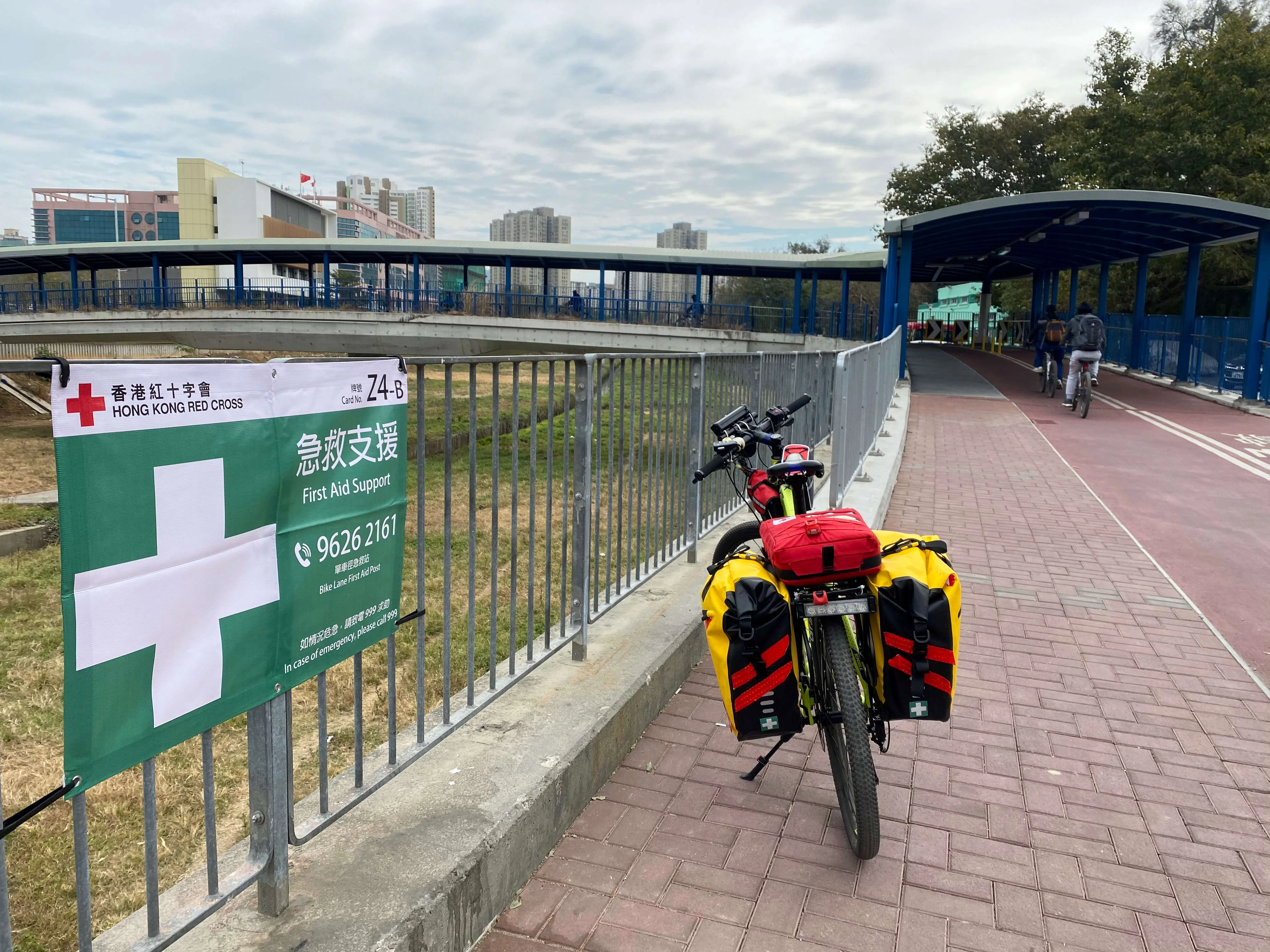 為提供更即時及彈性的急救支援，香港紅十字會於2020年11月開展單車急救服務。單車急救隊當值期間，沿單車徑路旁會掛有綠底白十字大型橫額以提供支援熱線。
