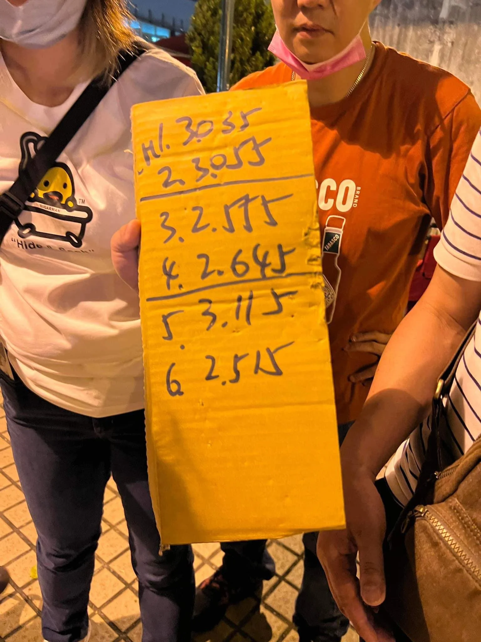 團友就地取材,將每個榴槤的重量清楚寫在紙皮上。