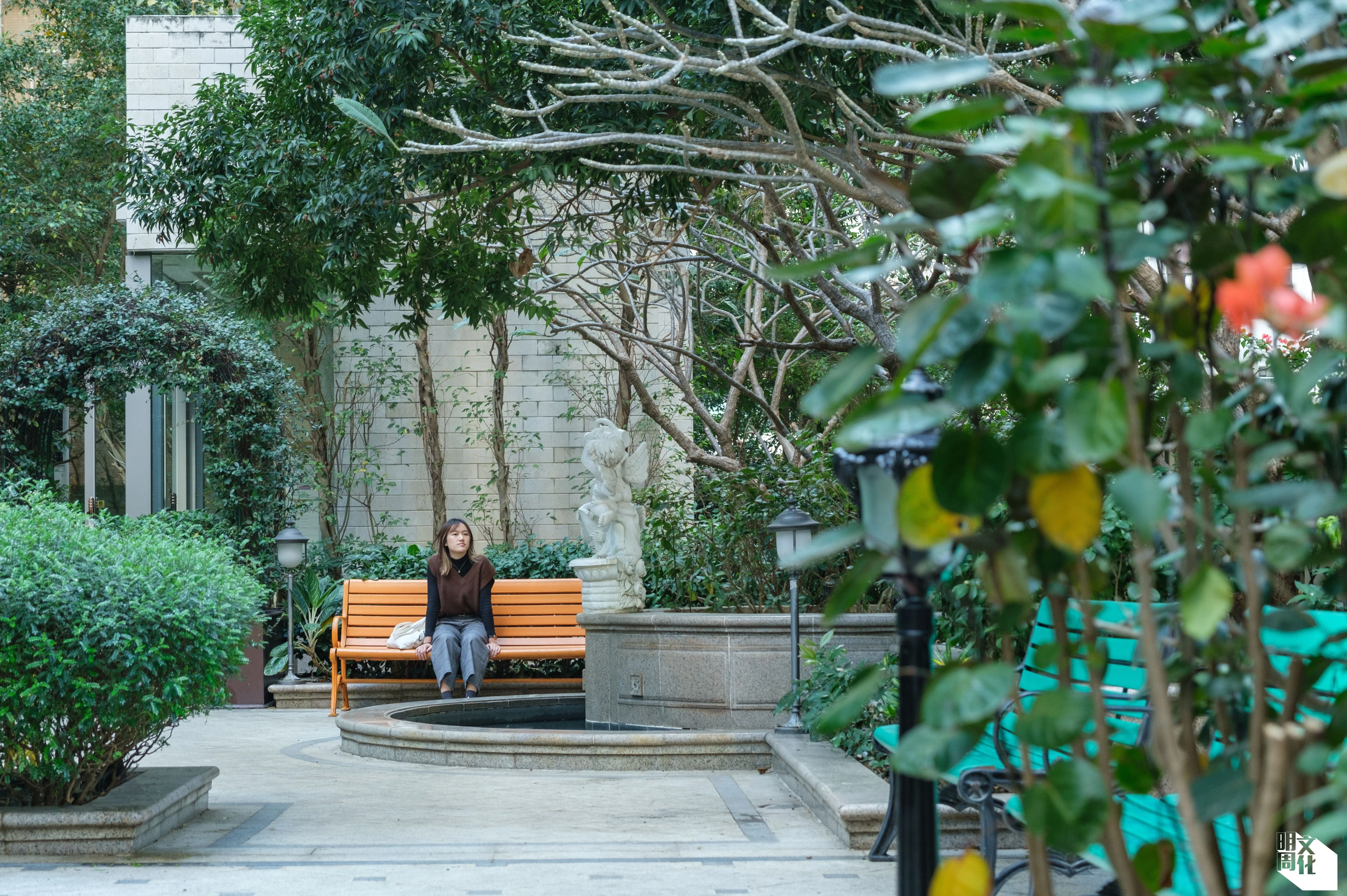利東街五樓的平台花園植物豐富，營造出半開放、半私密的空間感。