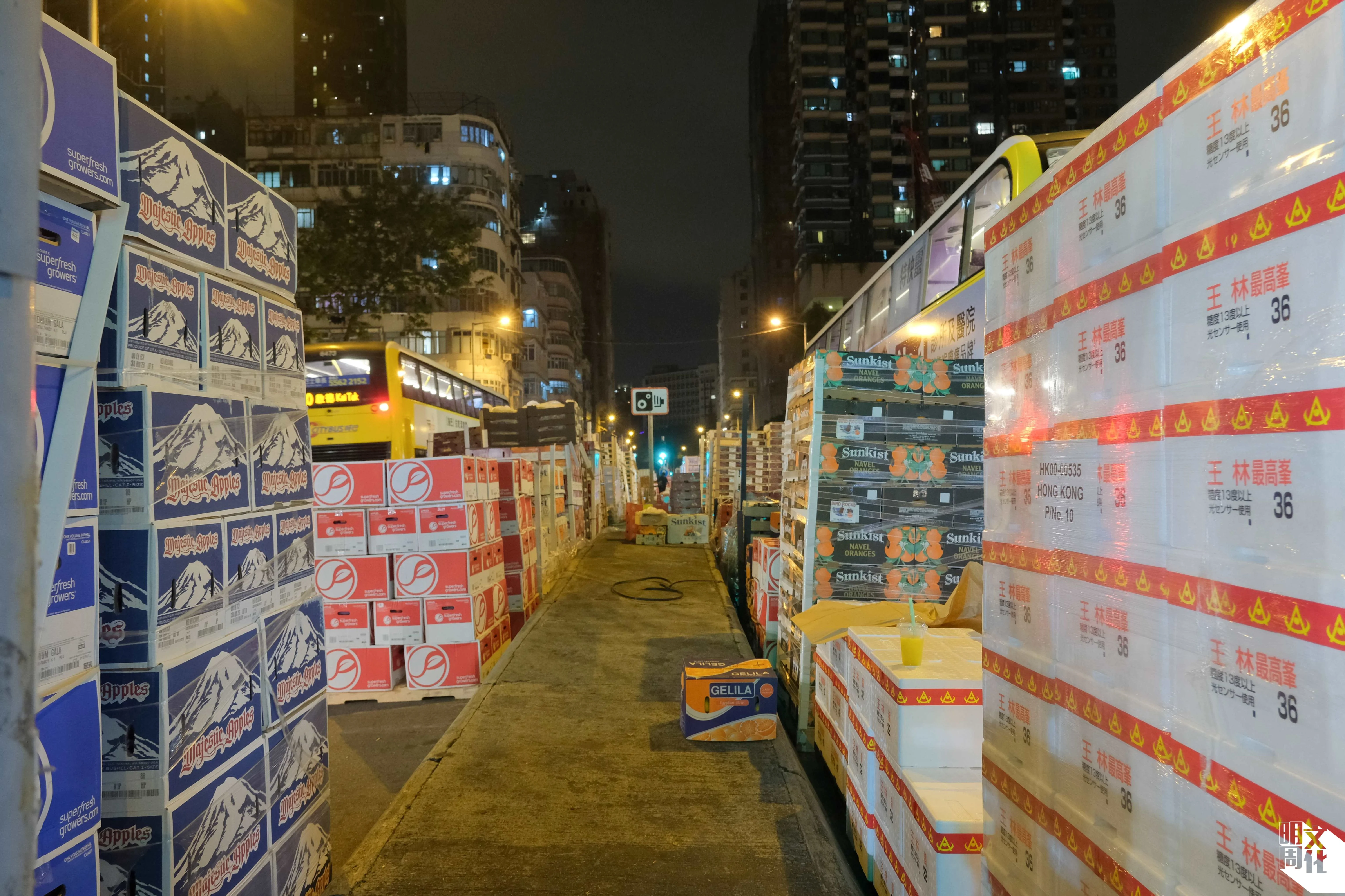 一棟棟準備批發到各區的水果佔據附近一帶街道