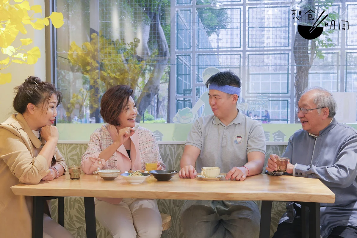 （左至右）藍婷、曹眾、Ken和溫金海博士 （文中沒提及），每人的茹素原因、年資、形式，以至對素肉的看法也有分別，但對未來香港素食潮流的期望也是大同小異。