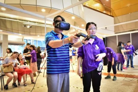 在大型活動中，義工會協助參加者使用互動儀器。