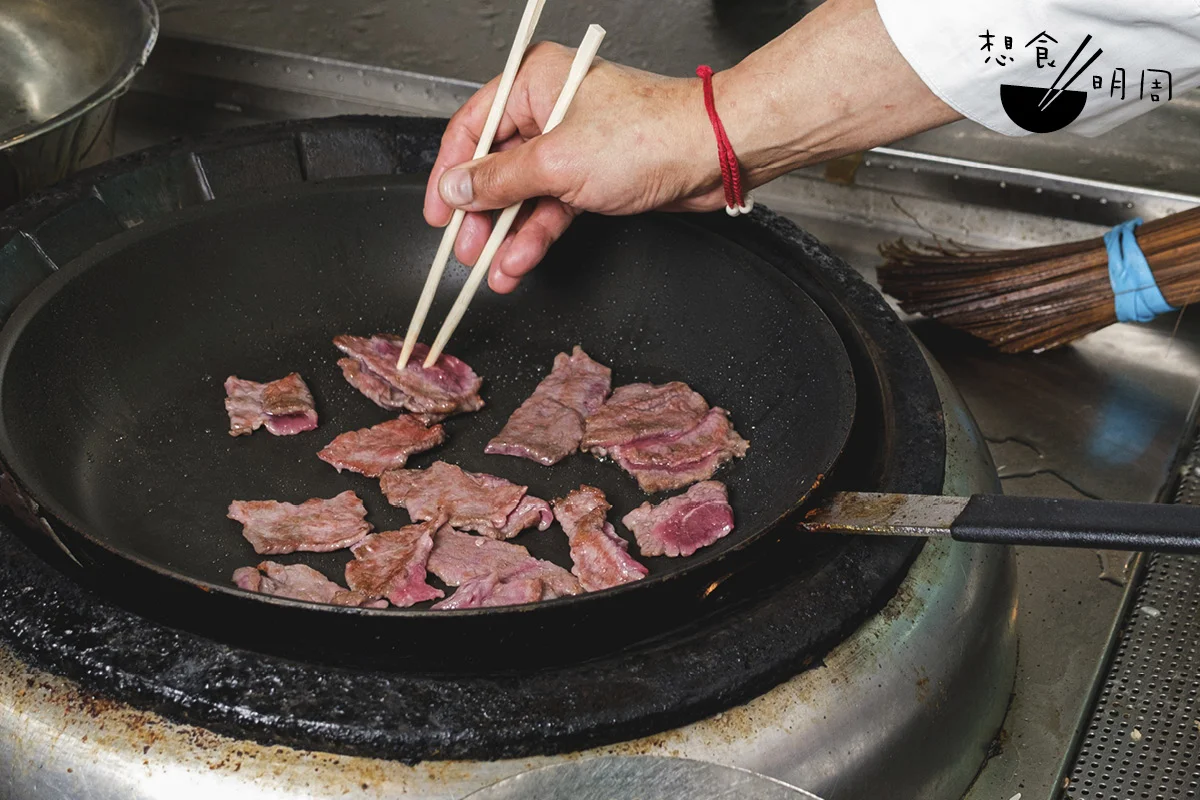 將新鮮黃牛牛冧肉兩面煎香。