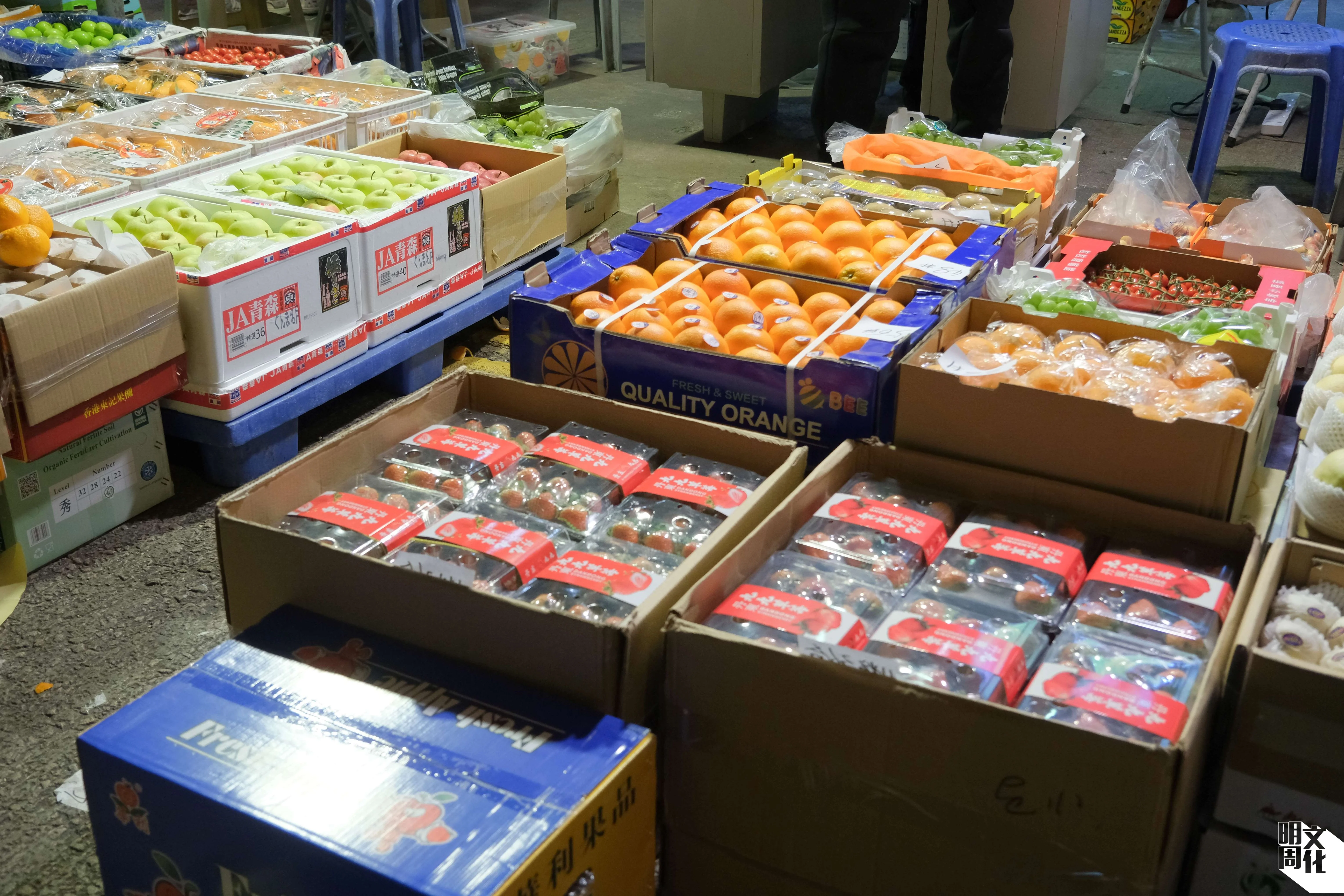 時令水果整齊攤放呈現