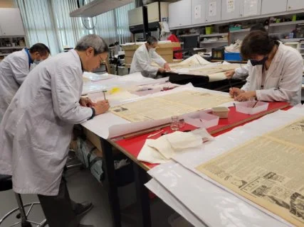 義工們於「紙本文物的修復」親身體驗文物修復工作。