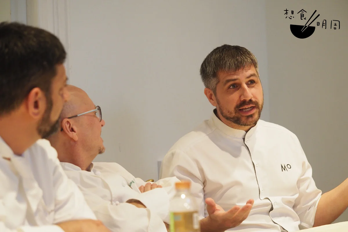 聯乘餐會開始前，難得可與數位遠道而來的主廚， 包括Heinz Beck（左）及Sven Wassmer（右），一同坐 下，聽聽他們對業界、烹調理念、永續、培育新進等等的看法。