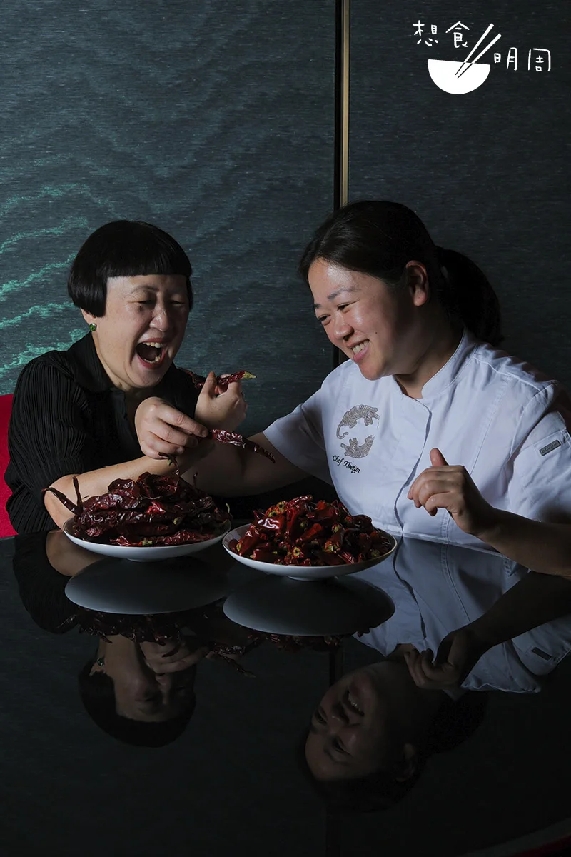 由即日起至3月31日，資深飲食編輯Susan Jung（左）與川菜餐廳Grand Majestic Sichuan主廚Theign Phan（右）將舉辦四手聯乘餐會，為期一個月。二人因惺惺相借而合作，創作出數款川菜。