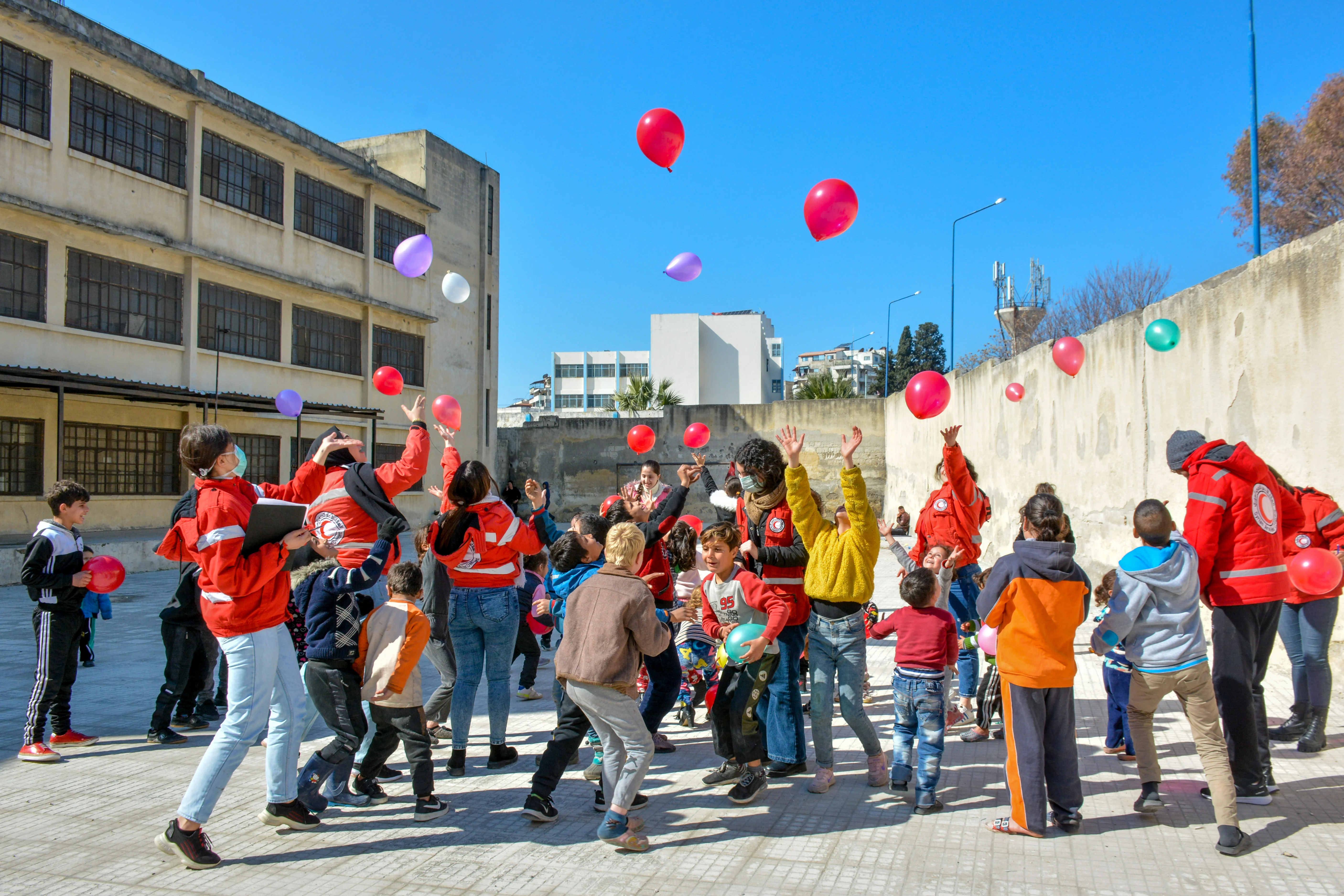 023年2月的地震重創敘利亞及土耳其，敘利亞紅新月會的義工堅持讓孩子繼續享有學習和玩耍的空間，讓他們的潛能像氣球一樣自由飛翔。