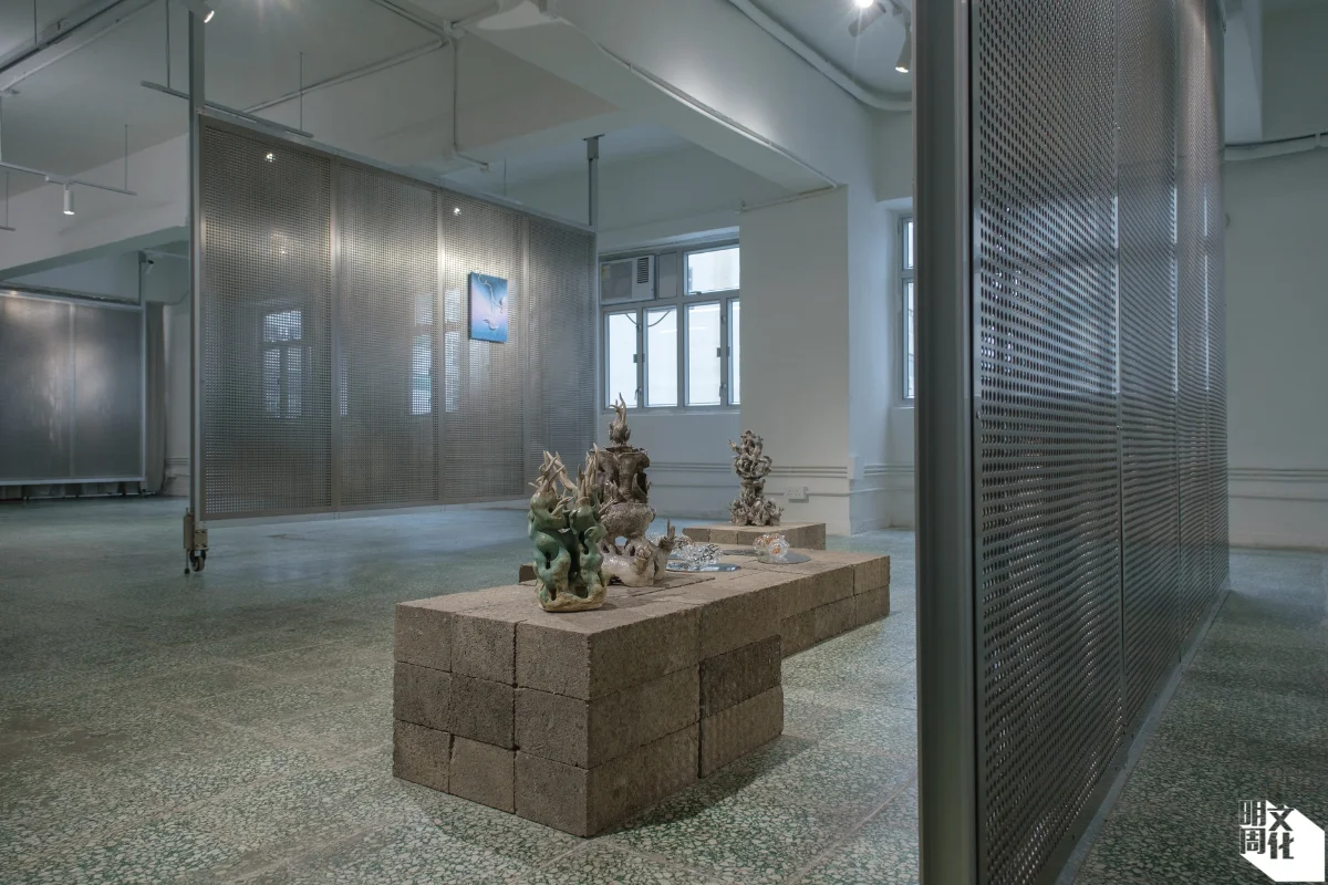 PODIUM選址黃竹坑是受藝廊新氣象吸引。是次室内空間，由香港納設計及建築事務所（Napp Studio & Architects）和亞迪方案（IDS）設計和裝潢，採用精心訂製的垂直穿孔不鏽鋼板系統，並保留五、六十年代復古氛圍的灰綠色水磨石瓷磚地板，以靈活性和多元美感，支持一系列的畫廊活動。