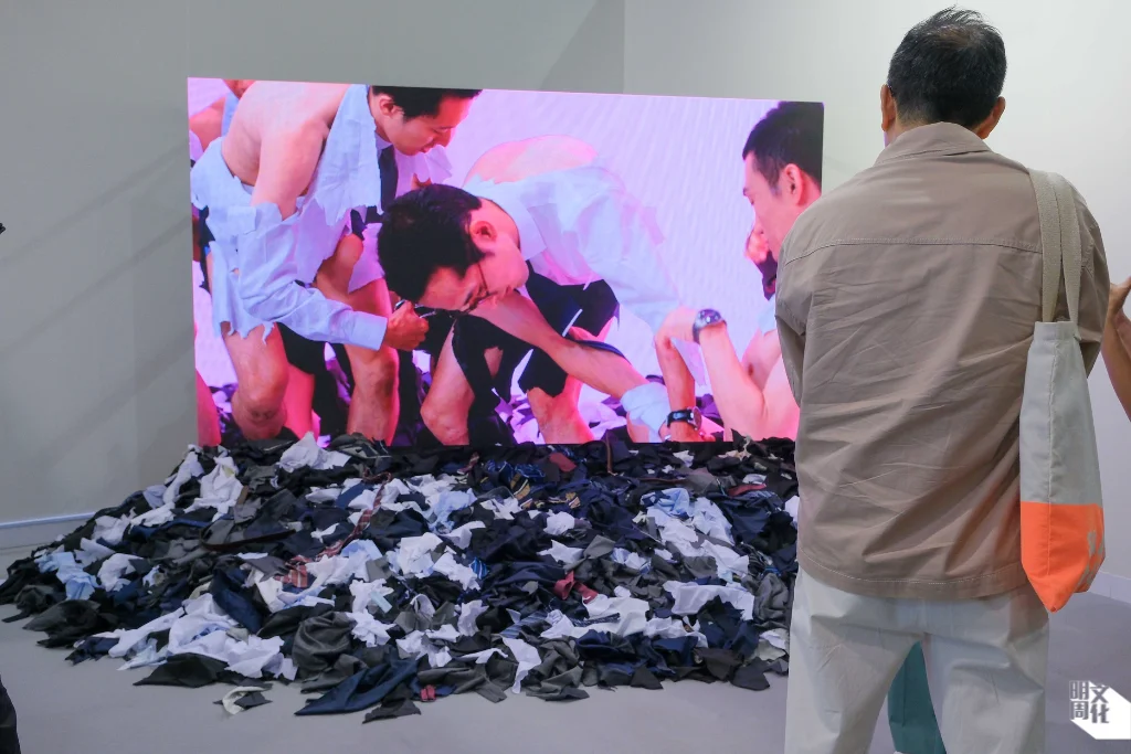 日本藝術家高田冬彥（Fuyuhiko Takata）的作品《Cut Suits》，碎布散落一地。