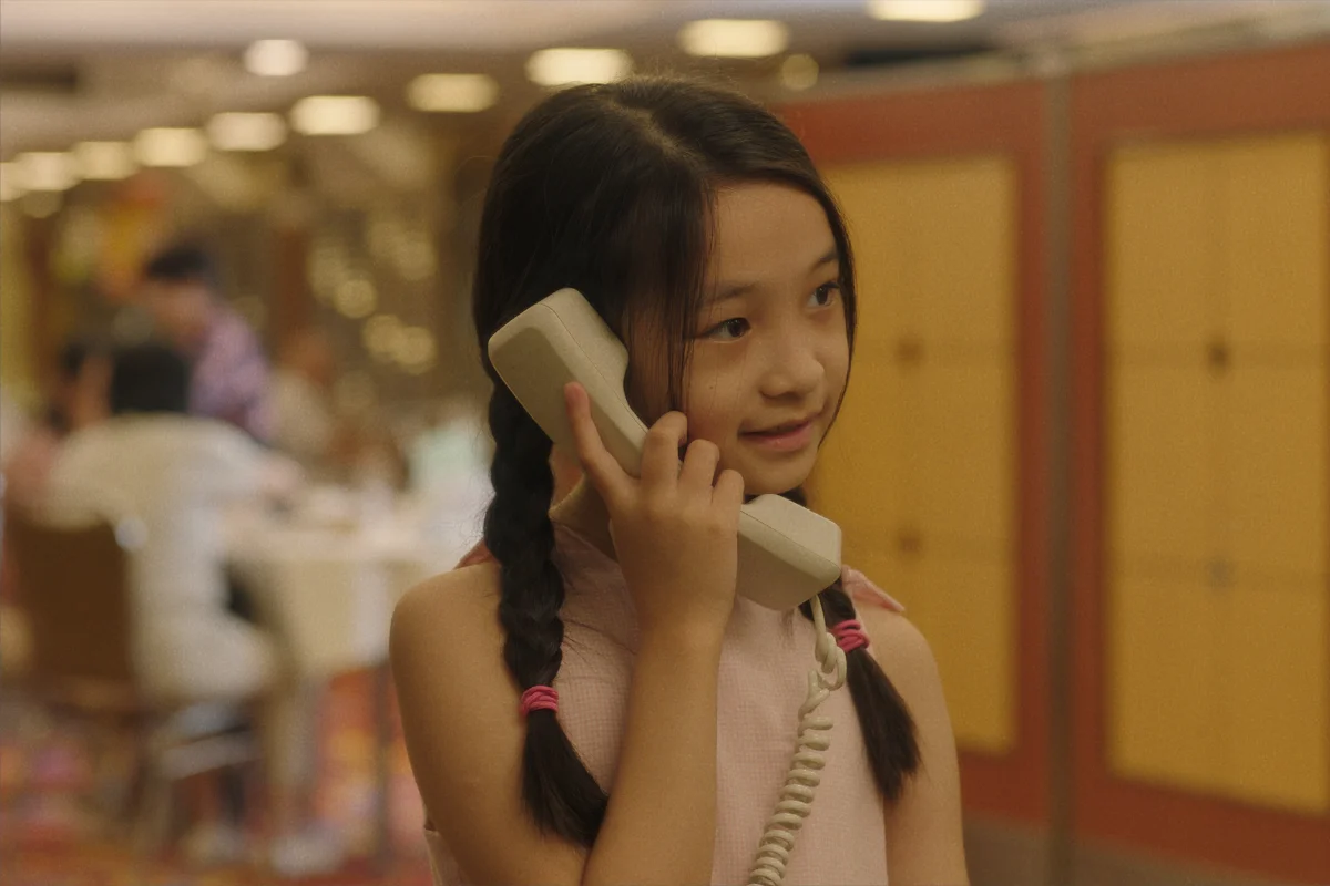 子圓（童年時期由許可兒飾演）比妹妹子缺先來香港，百般不習慣，一通打不出的長途電話傾訴思鄉之情。