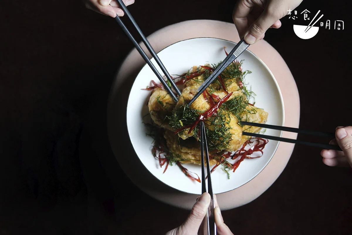 四川炸雞//Susan Jung早前推出食譜書《Kung Pao and Beyond: Fried Chicken Recipes from East and Southeast Asia》。Theign Phan閱讀後，隨即動手改良其中一道辣炸雞食譜，並於是次餐會中首次推出。