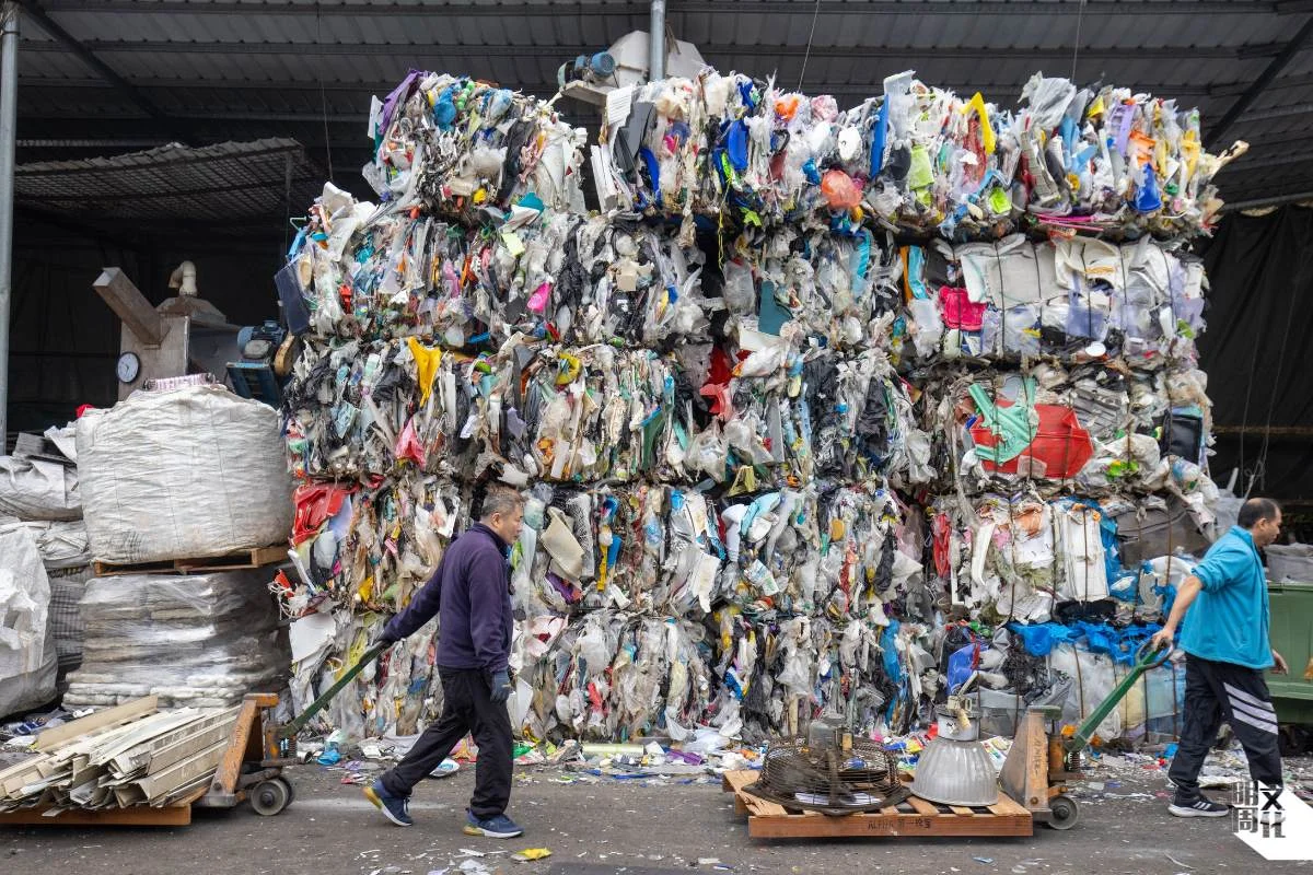 劉耀成指，與劉財記回收園相等規模的工場，香 港大概只有七至八間，「以塑膠為主的，一隻手都數得完」。