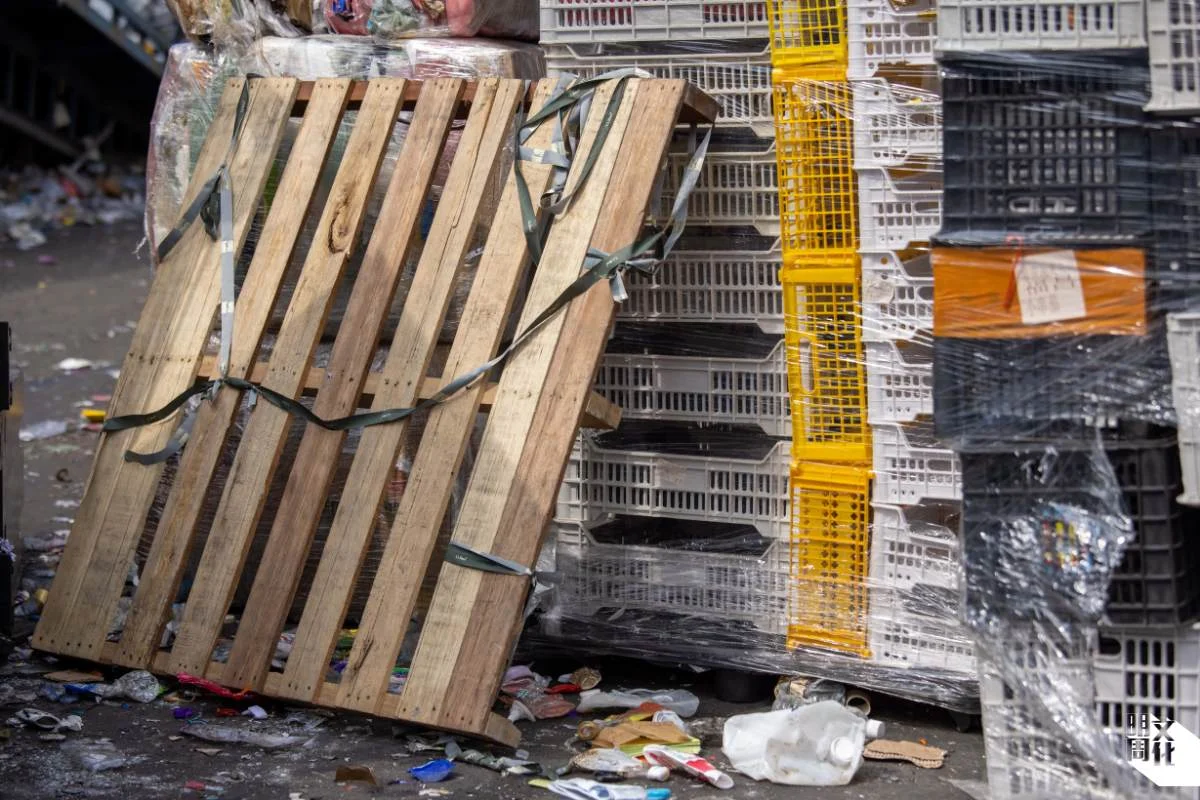 方便拾荒者組合回收物的木卡板，日後棄置成本約每塊$20。回收商或要求他們自行承擔成本。