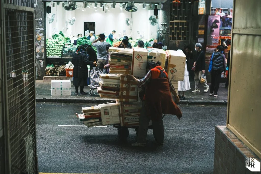 珍姐每天於土瓜灣街市一帶收集商戶棄置的發泡膠與紙皮。