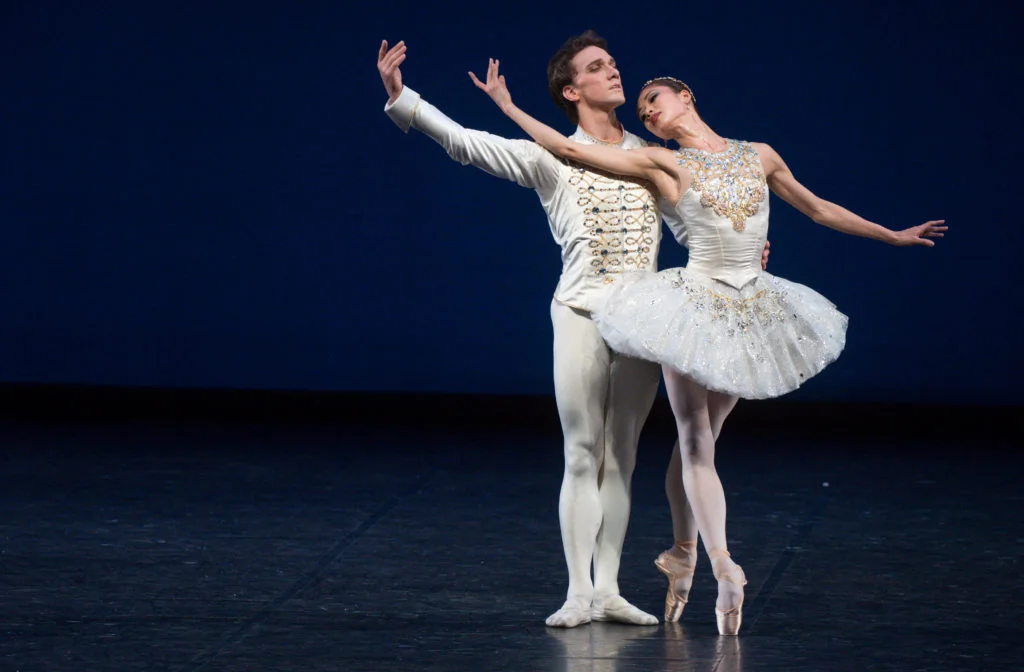 古典主義Tutu是大眾對芭蕾舞者服飾的想像。The State Ballet Berlin rehearsing 'Jewels', a choreography by George Balanchine, with costumes designed by Spanish designer Lorenzo Caprile and a new stage design by Pepe Leal at Deutsche Oper in Berlin, Germany, 20 May 2016. The premiere takes place on 21 May 2016, until 19 June 2016 'Jewels' will be staged five timee at Deutsche Oper Berlin. PHOTO: BERND VON JUTRCZENKA/dpa (Photo by BERND VON JUTRCZENKA / DPA / dpa Picture-Alliance via AFP)