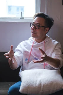 著名音樂人Johnny Yim，正在分享他對林樂培大師創作風格的看法。