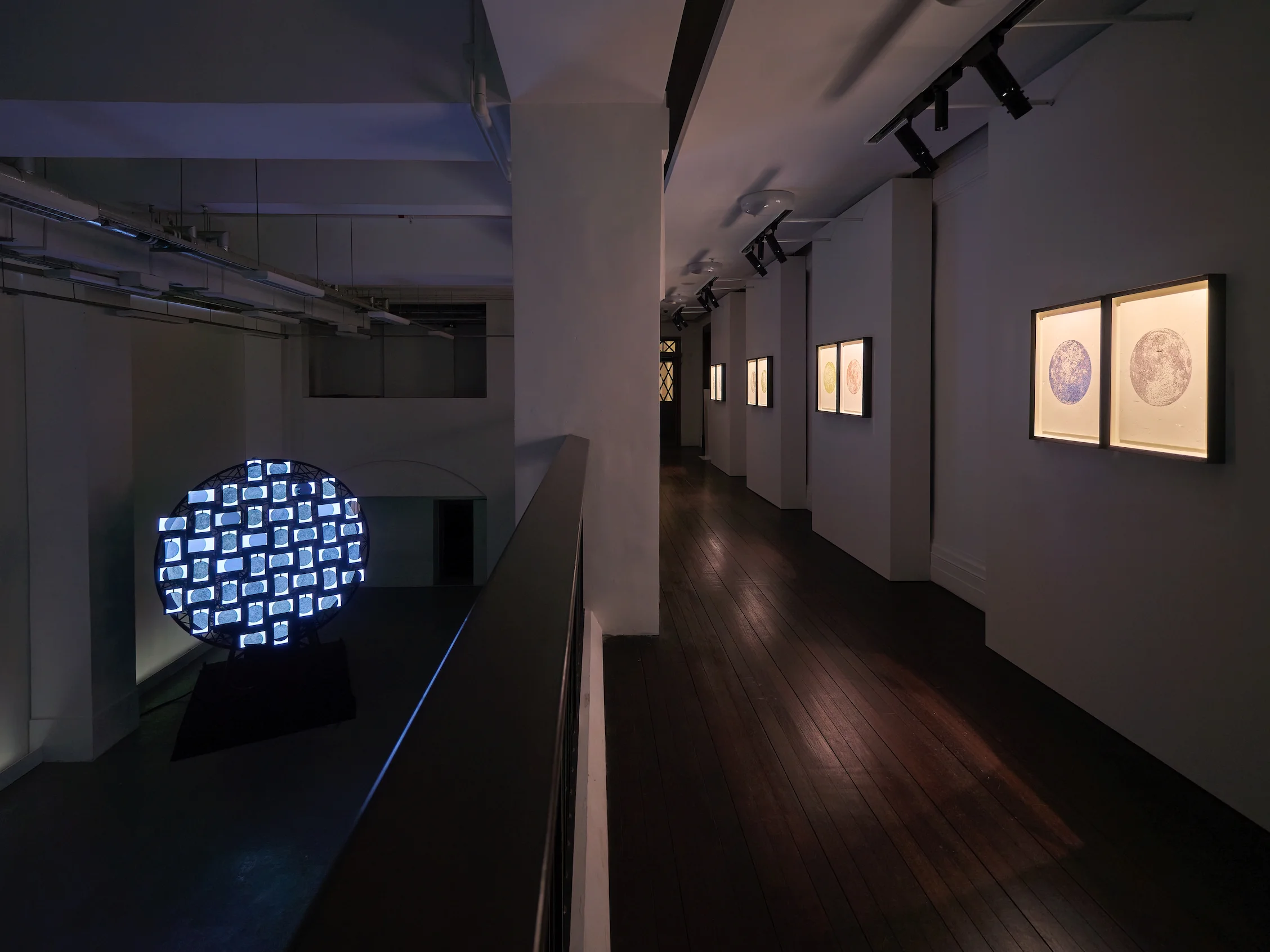 許方華的大型藝術裝置《月逝無聲》強調視覺表現於科學和我們對宇宙的理解上的關鍵角色。