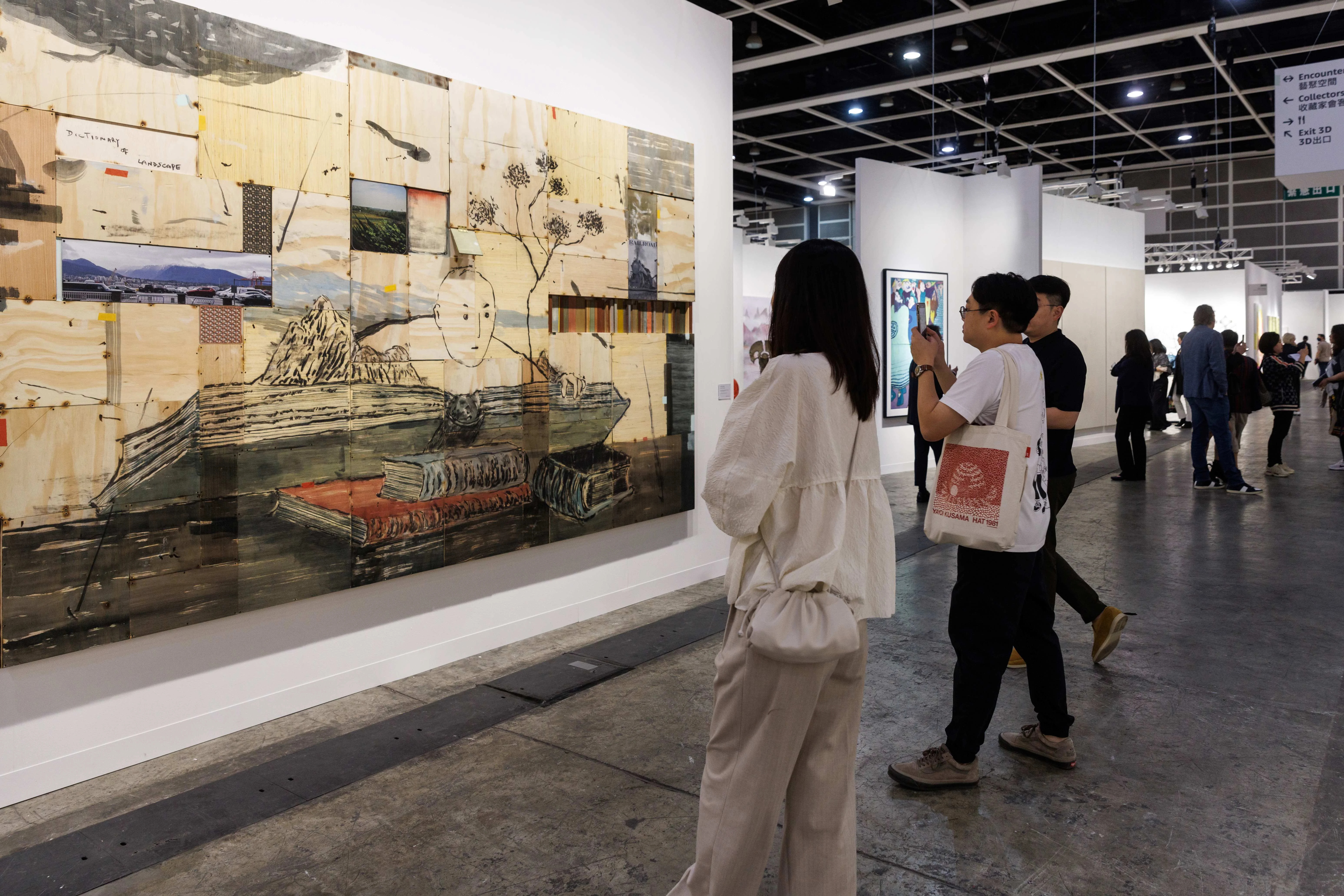 巴塞爾藝術展香港展會2023是香港取消所有防疫限制後舉行的第一個大型展會。巴塞爾藝術展香港展會2023約錄得86,000個國際專業訪客，銷情亦屢傳捷報。（圖片提供： Art Basel）