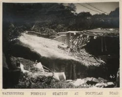 在薄扶林的一塊巨石在 暴雨中倒下，壓毀 3 號水泵站，並奪取四名工人的性命。