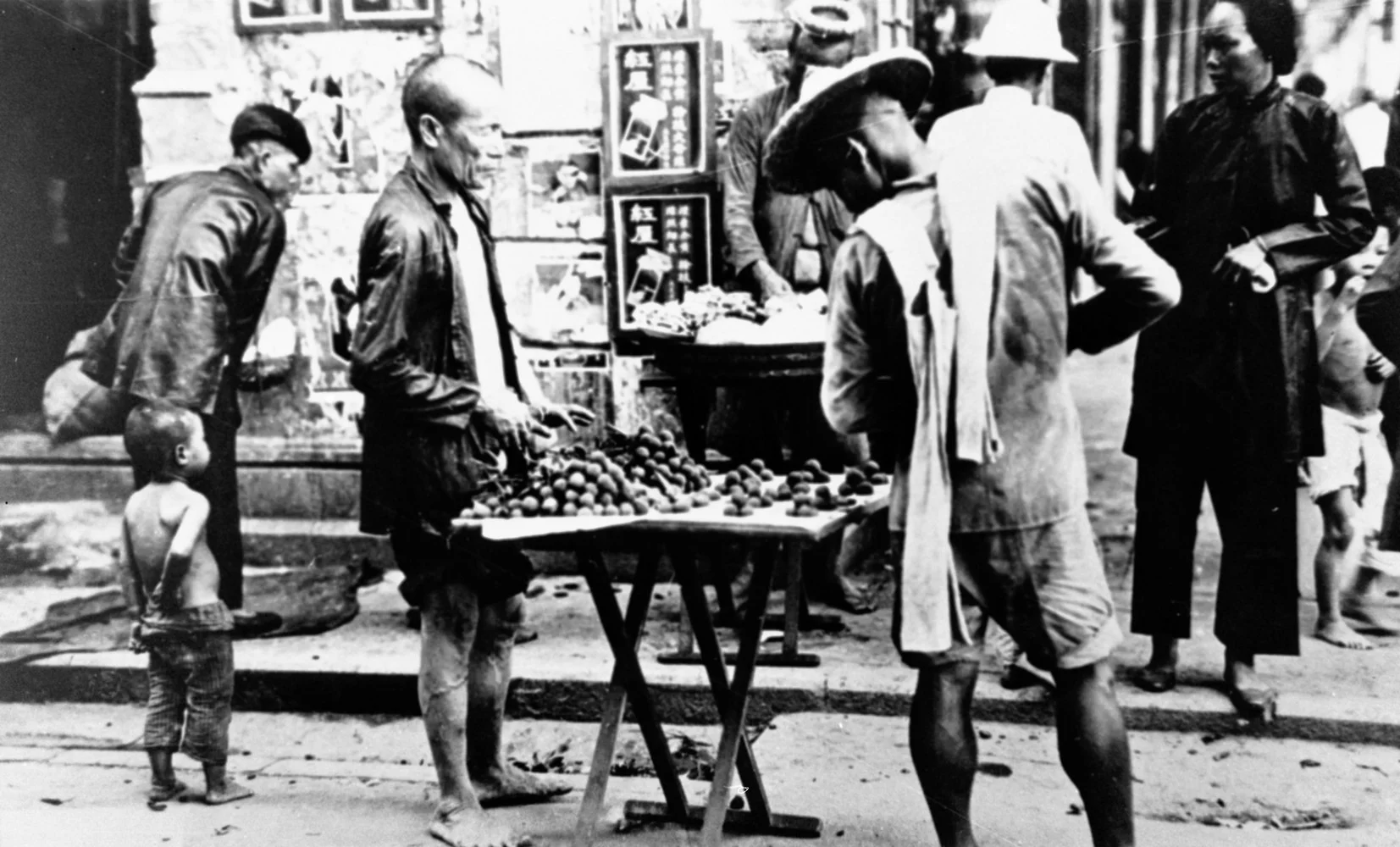 一九二○年代的街頭水果商販。（政府檔案處圖片）