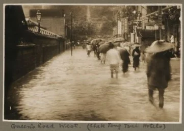 一九二六年七月十九日暴雨，皇后大道西的水浸情況。