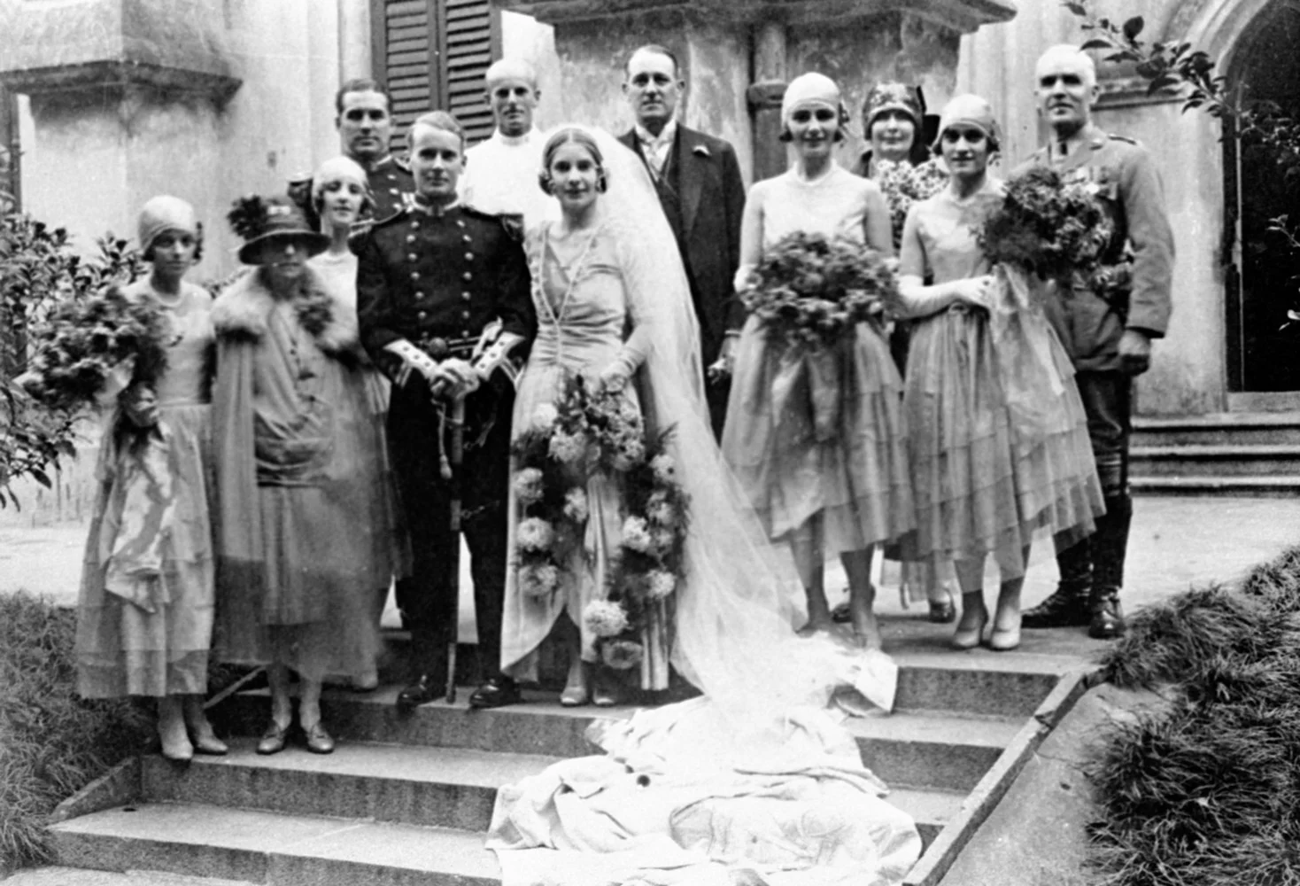 一九二八年，婚禮賓客於聖約翰座堂外留影。（政府檔案處圖片）