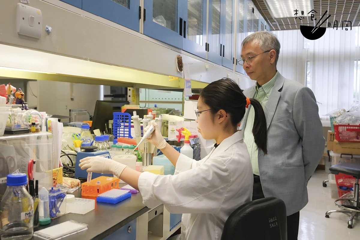 在香港中文大學，林漢明與學生正在進利不同的豆科種植及實驗工作。科研、教育雙軌並行。