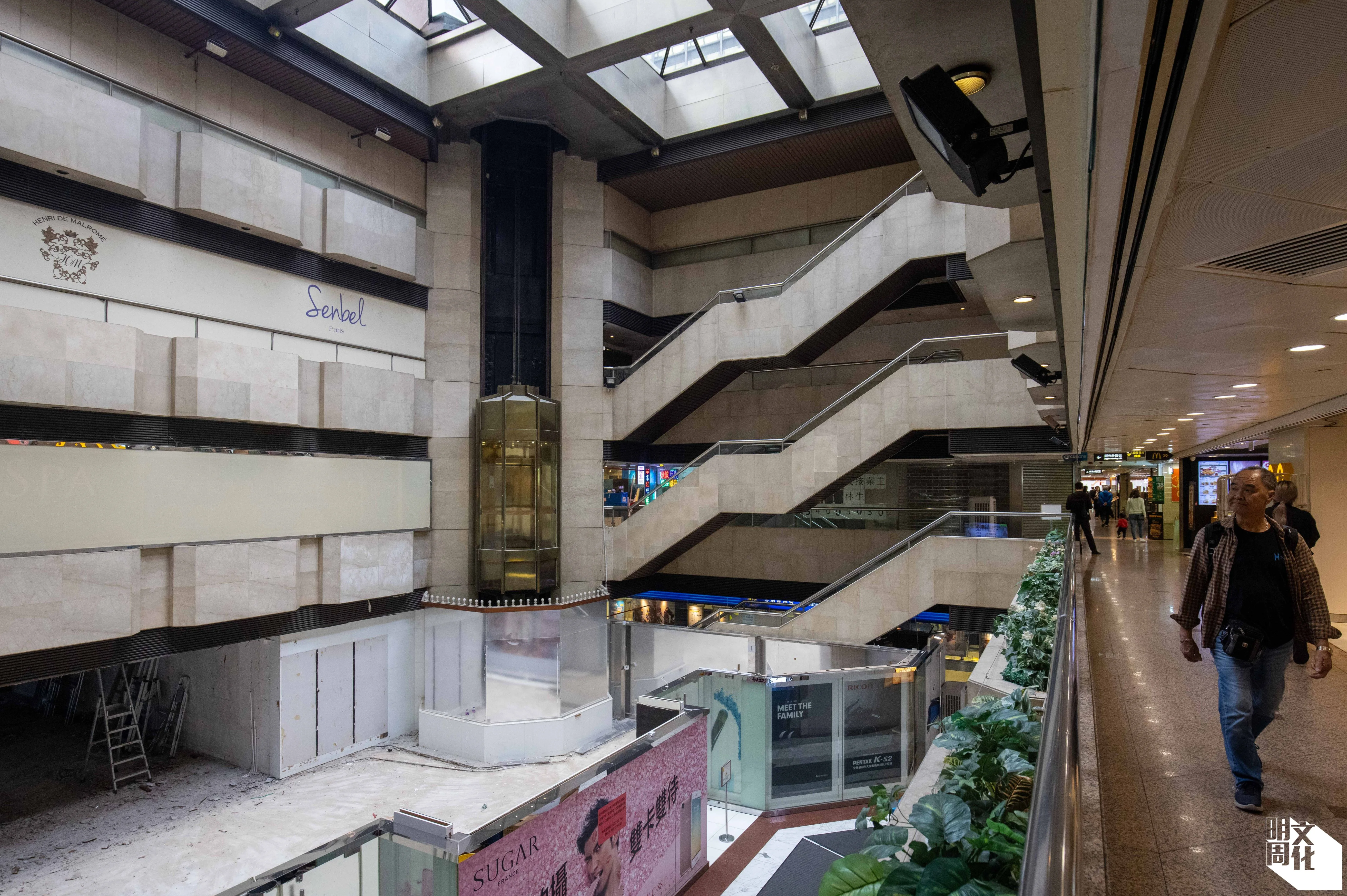 新文華中心地下及地庫曾是尖東大富豪夜總會舖址，大富豪結業後，新文華中心變成網民眼中死場之一。