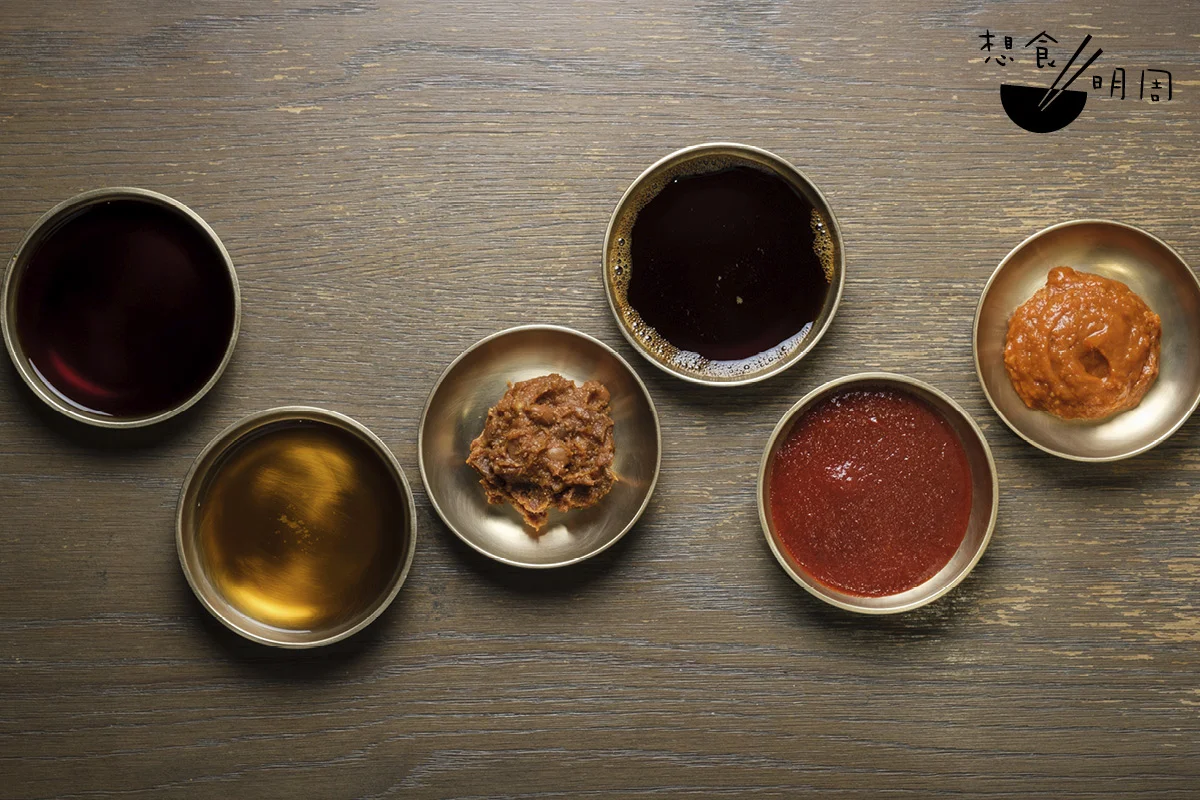 韓國醬的世界以大醬、醬油及辣椒醬為主旋律；而加入不同調味，如魚露、米醋、麻油等，又 能與食材擦出新火花。