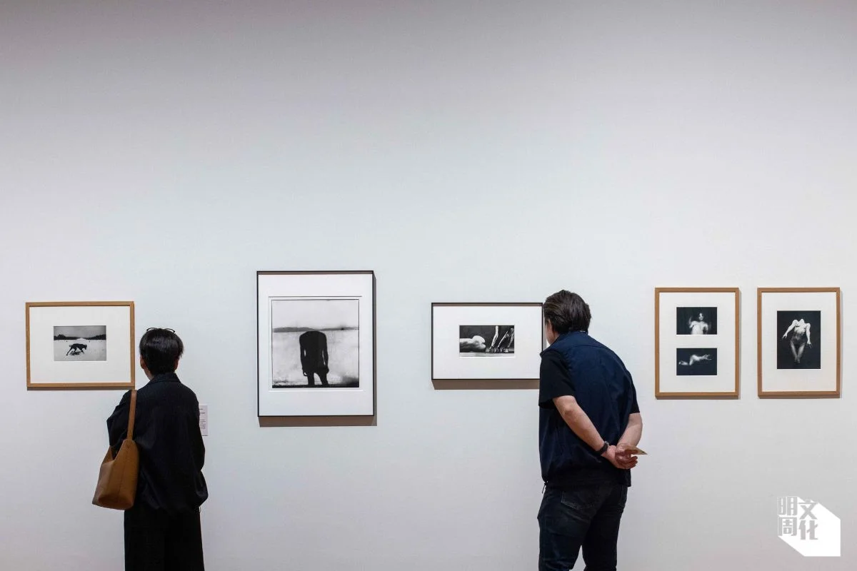 展覽中模糊了人臉的幾個作品遙相呼應，在黃啟裕看來，這些照片從紀實攝影轉向內心表達，像日前辭世的台灣攝影師張照堂的作品《板橋1962》（左二），揭示主體性匱乏的歷史過程。