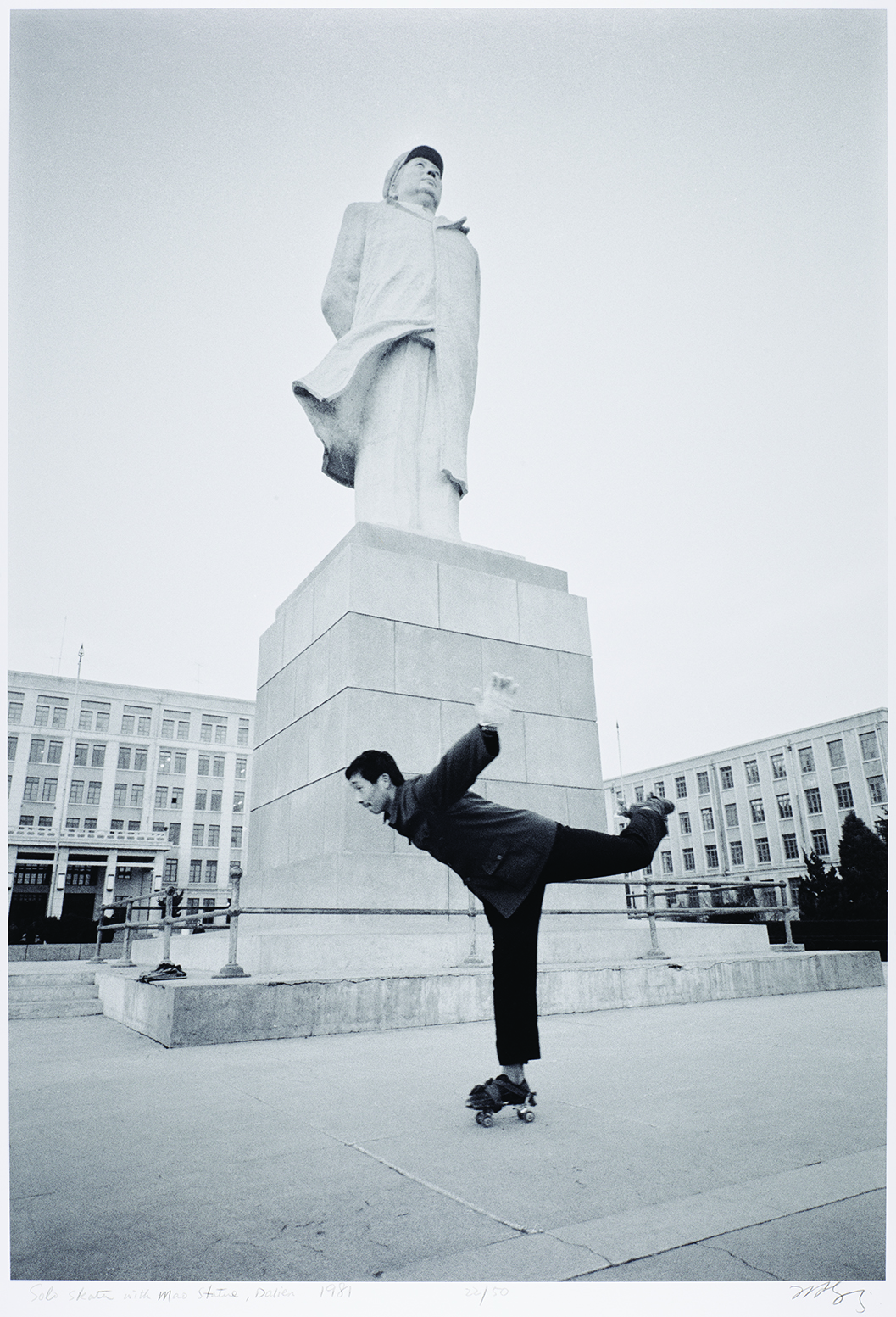 劉香成《毛以後的中國──大連，滑冰》1981年／M+，香港© M+，香港