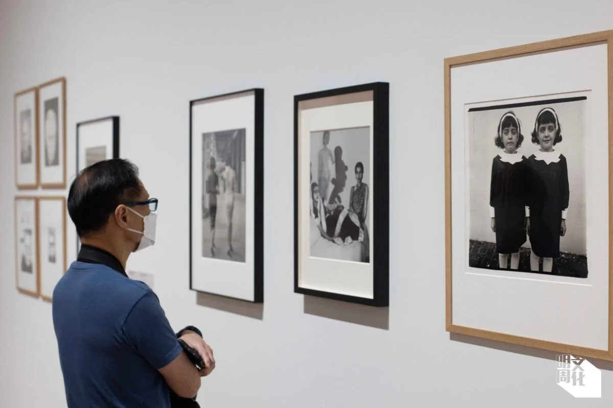 黃啟裕以展覽並列的兩張照片，邱良的《儷人行（告士打道）》及美國攝影師Diane Arbus的《雙胞胎姊妹，美國新澤西州羅塞爾》（圖右）為例，說明紀實攝影晃向新紀實攝影的創作流變。