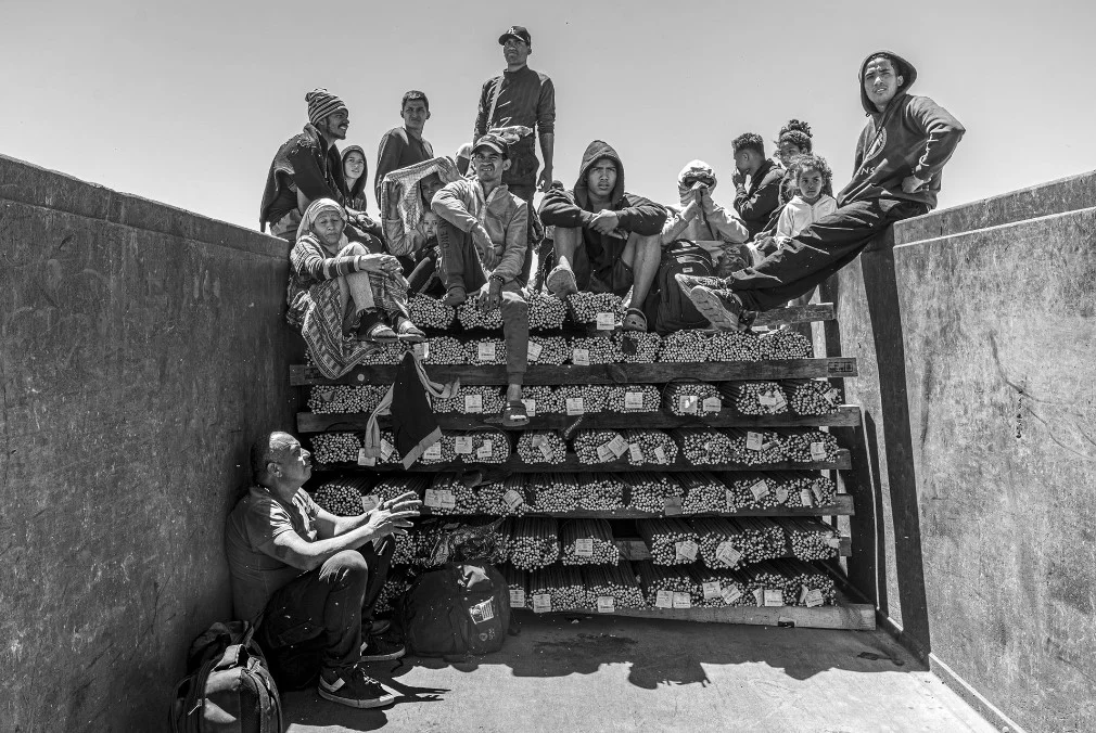 一個名為De Coto的家庭登上「野獸（The Beast）」，準備前往位於墨西哥的華雷斯城（Ciudad Juárez）。這張照片攝於《第42條法案（Title 42）》終止前三天，美國政府透過這項法案驅逐了大量非法越境移民人士。
