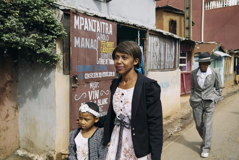 Fara Rafaraniriana與父親Paul Rakotozandriny及女兒Odliatemix在某個周日早上走去教堂，照片攝於馬達加斯加首都安塔那那利佛（Antananarivo）。