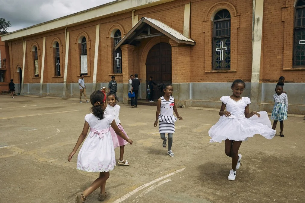 在某個周日早上，孩子們在位於馬達加斯加首都安塔那那利佛（Antananarivo）的一間教堂外玩耍。